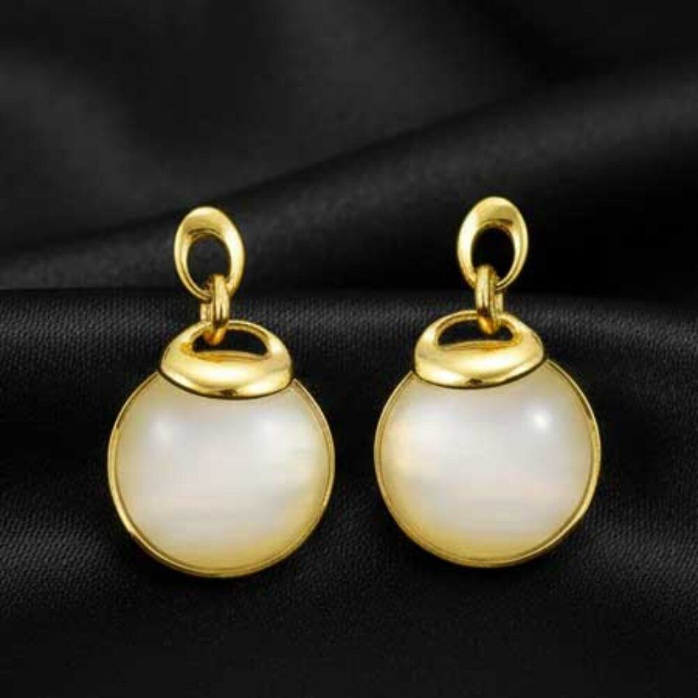 Ladies Whiteovalgoldearrings